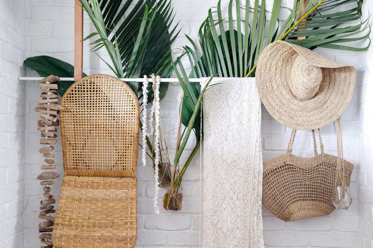 Rope lamps go well with wickerwork and rattan