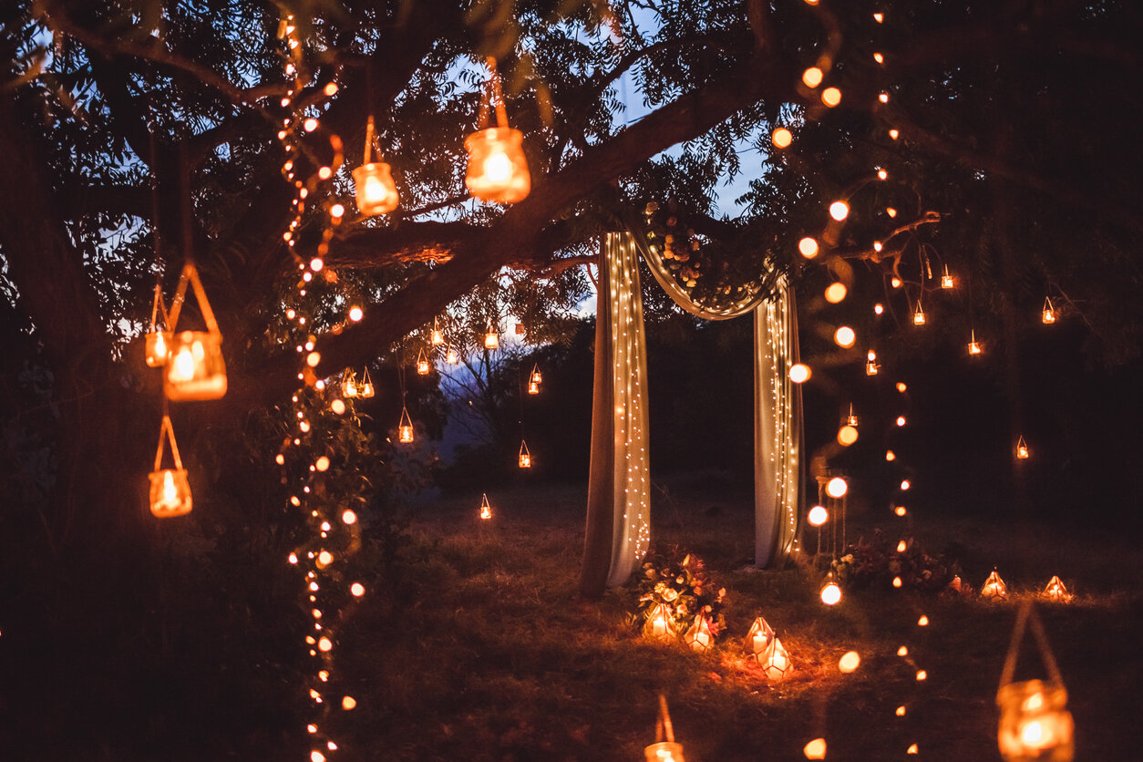 Beleuchtung für Gartenhochzeit